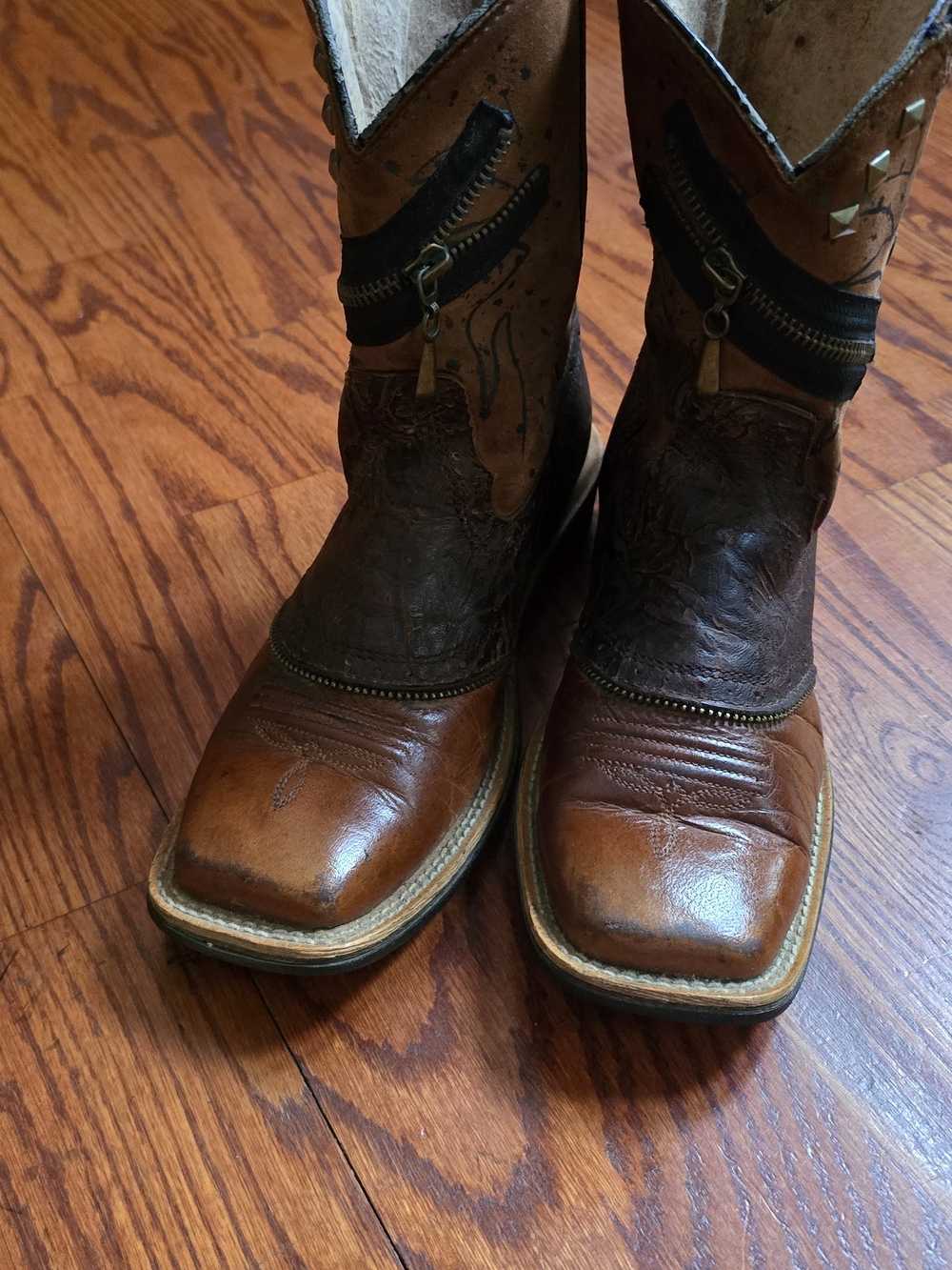Ariat Women’s Size 7.5 Leather Square Toe Cowboy Boots Zipper Studded Distressed - Picture 4 of 16